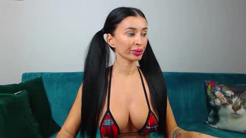 Snapshot of sara_daisy chatting on 10.10.25 Im Sara I am happy to be here online show from 10.10.25