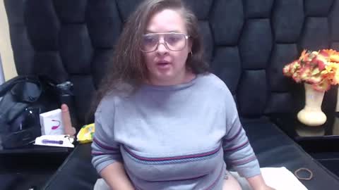Snapshot of sara_thonson_ chatting on 12.19.24 sara_thonson_ online show from 12.19.24