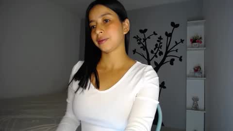 Snapshot of sara_tris chatting on 02.12.25 Sara online show from 02.12.25