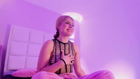 Snapshot of sarabenedetti chatting on 09.14.25 Sara online show from 09.14.25