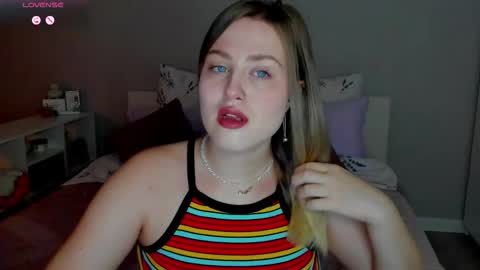 Snapshot of sarah_soul chatting on 10.10.25 Sarah online show from 10.10.25