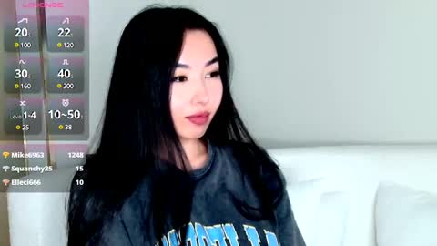 Snapshot of saranmia chatting on 12.16.24 Mia online show from 12.16.24