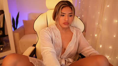 Snapshot of saraparisi_ chatting on 12.27.24 Sara online show from 12.27.24