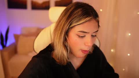 Snapshot of saraparisi_ chatting on 12.28.24 Sara online show from 12.28.24