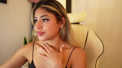 Snapshot of saraparisi_ chatting on 01.16.25 Sara online show from 01.16.25