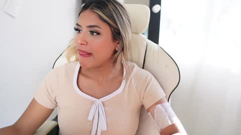 Snapshot of saraparisi_ chatting on 01.21.25 Sara online show from 01.21.25