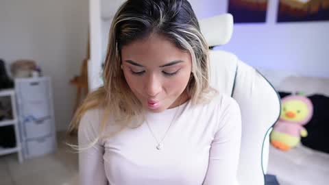 Snapshot of saraparisi_ chatting on 02.04.25 Sara online show from 02.04.25