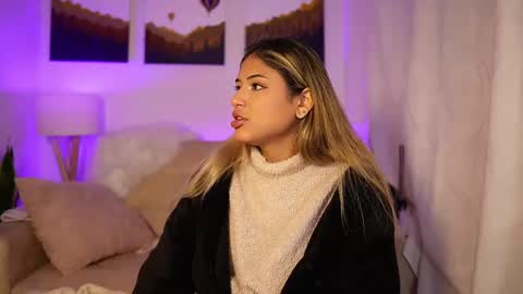 Snapshot of saraparisi_ chatting on 02.19.25 Sara online show from 02.19.25