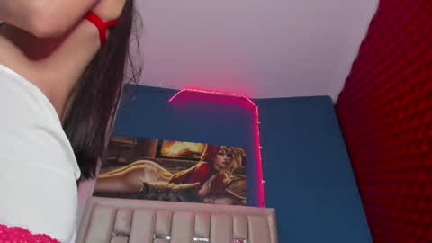 Snapshot of sararoy_ chatting on 12.28.24 Sara online show from 12.28.24