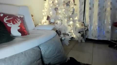 Snapshot of saratukkerr chatting on 12.21.24 saratukkerr online show from 12.21.24