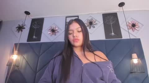 Snapshot of sarita_hills chatting on 12.19.24 Sara online show from 12.19.24