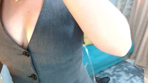 sarita_klein online show from 10.26.25