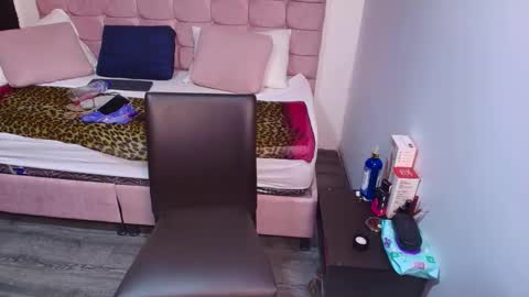 Snapshot of sasharosee2 chatting on 09.18.25 S A S H A R O S E online show from 09.18.25