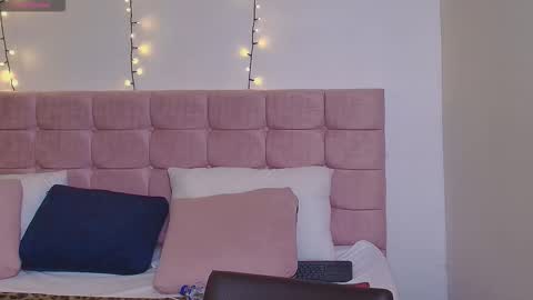 Snapshot of sasharosee2 chatting on 09.19.25 S A S H A R O S E online show from 09.19.25