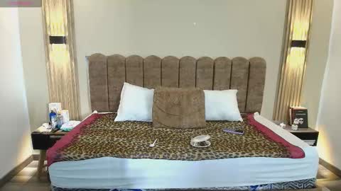 Snapshot of sasharosee2 chatting on 09.21.25 S A S H A R O S E online show from 09.21.25