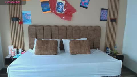 Snapshot of sasharosee2 chatting on 10.06.25 S A S H A R O S E online show from 10.06.25