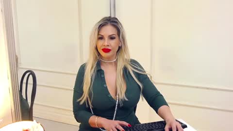 Snapshot of sashavaughn chatting on 12.29.24 Sasha online show from 12.29.24