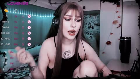 Snapshot of say_mary chatting on 02.05.25 pronoun she. name Mary. age 21. online show from 02.05.25