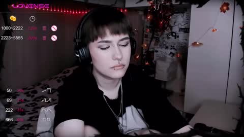 Snapshot of say_mary chatting on 02.18.25 pronoun she. name Mary. age 21. online show from 02.18.25