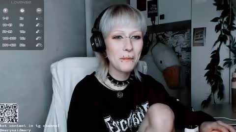 Snapshot of say_mary chatting on 10.18.25 pronoun she. name Mary. age 21. online show from 10.18.25
