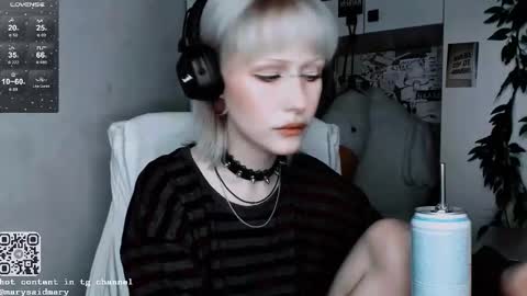 Snapshot of say_mary chatting on 10.19.25 pronoun she. name Mary. age 21. online show from 10.19.25