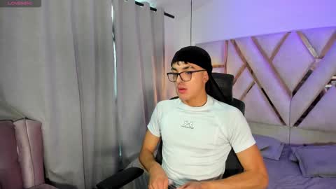 Snapshot of sayronnvg chatting on 11.26.25 Sayron online show from 11.26.25