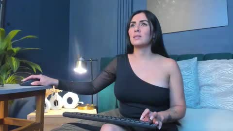 Scarlet Edwars online show from 11.24.25