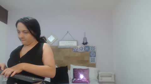 Snapshot of scarletlevis chatting on 10.03.25 scarlet online show from 10.03.25
