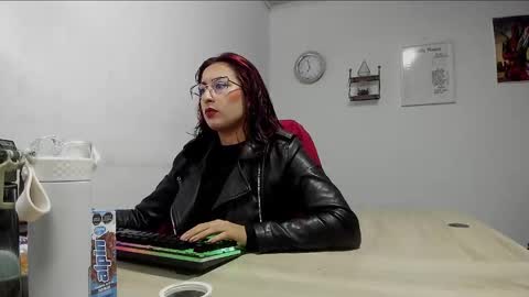 Snapshot of scarlett_sen chatting on 02.26.25 Mistress Scarlett online show from 02.26.25