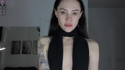 Snapshot of seduced_by_sara chatting on 11.01.25 Sara online show from 11.01.25