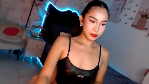 Snapshot of seductive_vana chatting on 11.17.25 Vanessa online show from 11.17.25