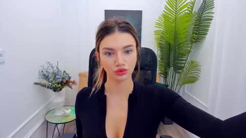 Snapshot of selenaemoore chatting on 09.11.25 selenaemoore online show from 09.11.25