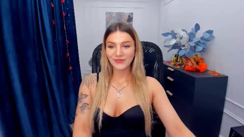 Snapshot of selenaemoore chatting on 10.19.25 selenaemoore online show from 10.19.25