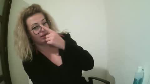 Snapshot of selenna_emma843468 chatting on 09.27.25 Selenna online show from 09.27.25