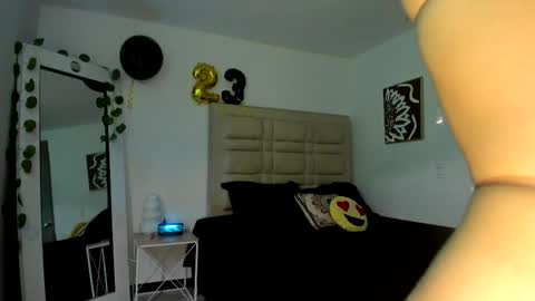 Snapshot of selyn_ chatting on 10.16.25 Selyn online show from 10.16.25