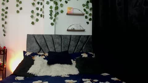 Snapshot of sensual_flame chatting on 01.23.25 Camille and sophie online show from 01.23.25