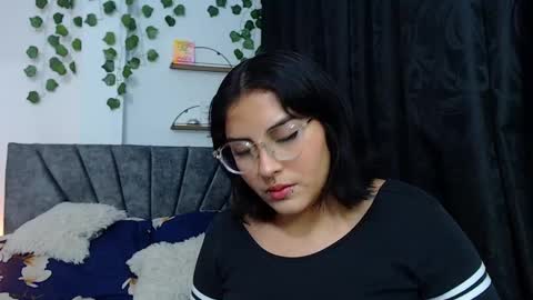 Snapshot of sensual_flame chatting on 01.29.25 Camille and sophie online show from 01.29.25