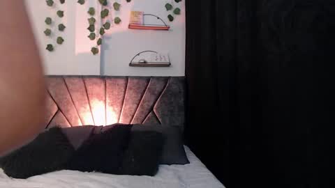 Snapshot of sensual_flame chatting on 02.18.25 Camille and sophie online show from 02.18.25