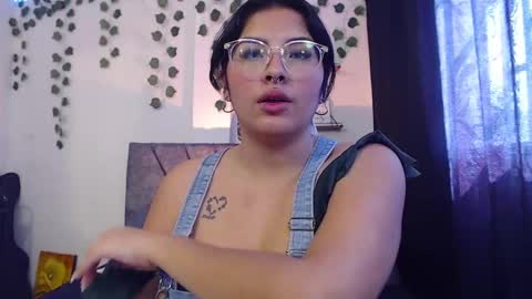 Snapshot of sensual_flame chatting on 02.20.25 Camille and sophie online show from 02.20.25