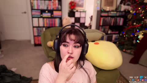 Snapshot of serareads chatting on 01.04.25 SeraReads online show from 01.04.25