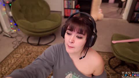 Snapshot of serareads chatting on 01.05.25 SeraReads online show from 01.05.25