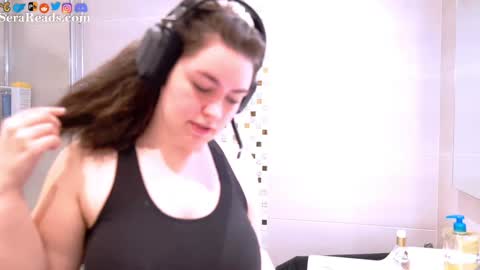 Snapshot of serareads chatting on 03.11.25 SeraReads online show from 03.11.25