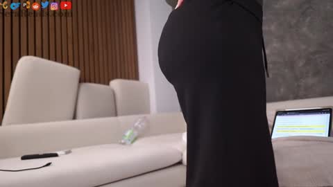 Snapshot of serareads chatting on 10.04.25 SeraReads online show from 10.04.25