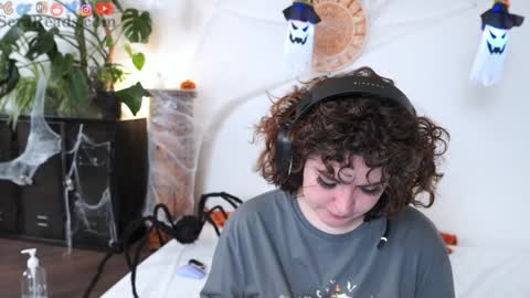 Snapshot of serareads chatting on 10.24.25 SeraReads online show from 10.24.25