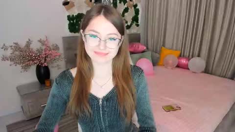 Snapshot of sereneflame chatting on 03.04.25 Ophelia online show from 03.04.25