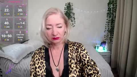 Snapshot of sexy_cat00 chatting on 12.04.25 Irena online show from 12.04.25