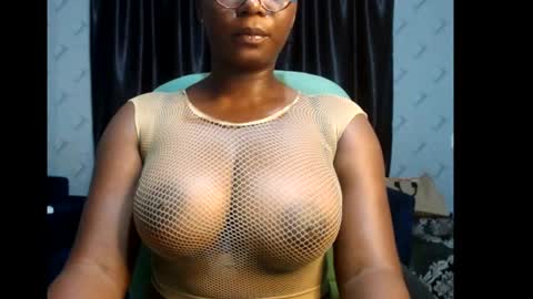 Snapshot of sexy_pearl12 chatting on 02.08.25 zoe online show from 02.08.25