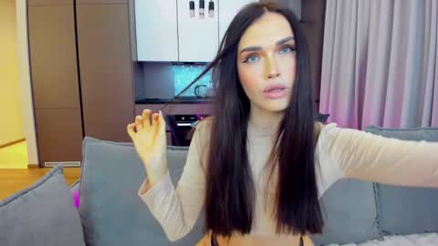 Snapshot of sexyangeloux chatting on 12.03.24 Lou online show from 12.03.24