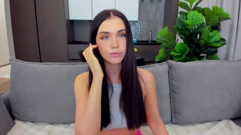 Snapshot of sexyangeloux chatting on 02.08.25 Lou online show from 02.08.25