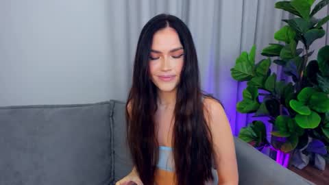 Snapshot of sexyangeloux chatting on 10.05.25 Lou online show from 10.05.25